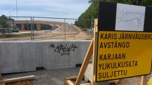 Området vid järnvägsbron i Karis är avstängt för tillfället. Färdigt ska det vara hösten 2019. En avstängning vid ett brobygge, en skylt framför där det står att Karis järnvägsbro är avstängd.