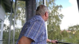 Lars Sund bongar fåglar också hemma. Hans hundrafemtioförsta art i år bongad på gång- eller cykelavstånd var den ovanliga stäpphöken. Författaren Lars Sund ser ut från sin balkong i Uppsala. September 2018.