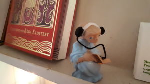 E-ljudböcker blir populärare att lyssna på och också biblioteken lånar mera e-ljudböcker än tidigare. Liten Yoda-figur med hörlurar.