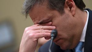 Tre års fängelse fängelse börjar i maj för Michael Cohen En trött och sorgsen Michael Cohen med ansiktet lutat i handen.