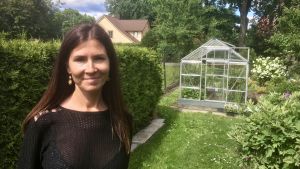 Siret Pihelgas i en trädgård där en pensionär odlar viktiga grödor åt sig. Siret Pihelgas.