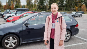 Vera Stolt kan hålla avstånd till andra medan hon tränar. En ung kvinna står på en parkeringsplats.