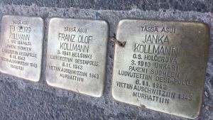 Familjen Kollmann hörde till de judar som utvisades ur Finland. Deras namn är ingraverade i snubbelstenar utanför hemmet i Helsingfors. Snubbelstenarna utanför Munsknäs allén 18 B.