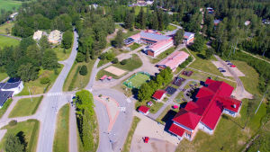 Den nuvarande brandstationen ligger nära byns skolområde. Helikopterbild av Höjdensskola i Tenala, daghemmet syns också på bilden