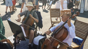 Unga cellister på torget