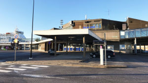 Det är inte lätt att bestämma hur testningen ska gå till i Åbo hamn. Folktom Silja Line terminal i Åbo hamn.