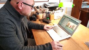 Stor del av marknadsföringen sköts via sociala medier och baserat på rekommendationer av nöjda kunder., säger Jonas Rak då han sammanställer nytt PR-material. En man sitter vid en dator och behandlar bilder