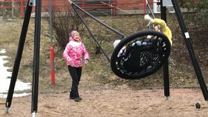 Birgitta Udd finns med på rasterna och leker med barnen. Birgitta Udd gungar ett barn.