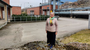 Marina Graan har sett ett och annat som folk har spolat ner. En stor orientalisk matta bland annat. En kvinna står på en liten kulle framför en tegelbyggnad vid ett avloppsreningsverk.