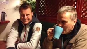 Glenn Lindholm och Leif Lampenius är en bekant referatduo från tidigare skid-VM. Glenn Lindholm och Leif Lampenius på Yles skid-VM-hotell i Borlänge.