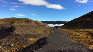 Det tar kring tjugo minuter att gå till Sólheimajökull från parkeringsplatsen Glaciären Sólheimajökull i Island