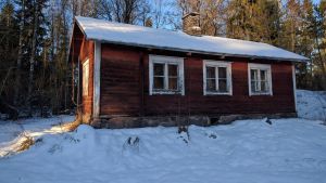 Någon kunde vara intresserad av ramverket, tror Tommi Lempinen. Den gamla lärarstugan i Björkkulla i Pojo från sidan i vinterlandskap.