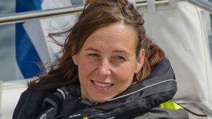 Mirja Rosenberg har en lång erfarenhet inom sjöliv: hon började som sjöscout som 17-åring och har seglat sedan dess och bland annat varit vicekommodor för Naispurjehtijat utbildningschef Mirja Rosenberg på organisationen Segling och båtsport i Finland