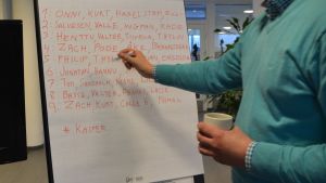 Spänningen stiger då Kvartettävlingens gruppindelning tillkännages under övningshelgen. Namnlista för kvartettävling på Akademens träningsläger, skrivet med tusch.