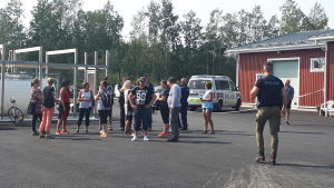 Passagerare som hämtats i land på Ådön efter olyckan. Passagerar från M/s Mässkär väntar på busstransport vid Ådö fiskehamn.