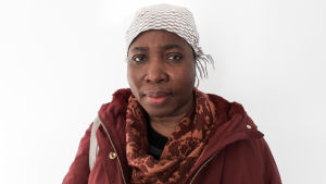 Yassah Wuellah Mulbah kom till Finland från Liberia år 1997. Hon talar finska men har haft svårigheter att få jobb. Hon har flera gånger försökt fortsätta sina studier utomlands för att hon inte har känt att det finns möjligheter för henne i Finland Yassah Wuellah Mulbah kom till Finland från Liberia år 1997. Hon talar finska men har haft svårigheter att få jobb. Hon har flera gånger försökt fortsätta sina studier utomlands för att hon inte har känt att det finns möjligheter för henne i Finland