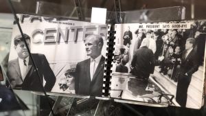 Astronautens fotoalbum, med bilder på president Kennedy, till salu på Sotheby´s.