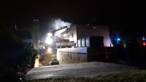 Alarm om branden kom vid fyratiden på morgonen. Bilden är tagen vid halv sju då Yle Västnyland kom till platsen. brand i byggnad