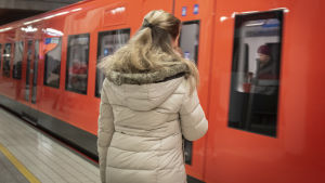 I framtiden kan det gå att åka in till Helsingfors med metro från Majvik. Arkivbild. Työmatkaliikennettä Herttoniemen metroasemalla.