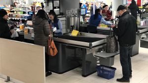 Det kan kännas otryggt att jobba inom handeln. asiakkaat pakkaavat ostoksiaan S-marketissa