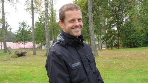 Tf stadsarkitekt Niclas Skog hänger inte läpp över att hans beredning har röstats ned med 8-0 i planläggningsnämnden i de två senaste fallen där fritidsbyggnader fått lov att ändras till fast boende. En man med mörk jacka och kort hår står utomhus på gräsmatta och ser in i kameran. Björkar i bakgrunden.