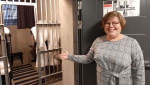 Anu Salminen hälsar dig välkommen in i en gammal cell som bevarats och blivit hotellrum i de gamla fängelserna på Kakolabacken. Anu Salminen, en dam med ljust hår, glasögon och en grårutig klänning, håller ut ena armen och bjuder in dig i en cell som är bevarad i ursprungligt skick i det gamla fängelset på Kakolabacken i Åbo.