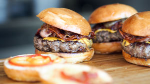 Vem får lägga upp bilder på hamburgare utan att bli uppläxad? Tre hamburgare på en köksbänk.
