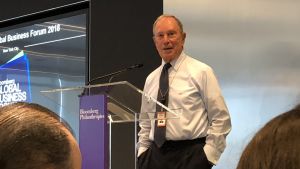 Michael Bloomberg samlar 50 statschefer för frihandel. 76-åriga miljardären Michael Bloomberg i talarstol.