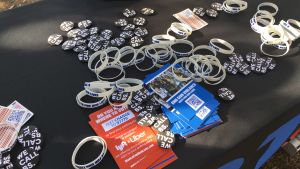 Förutom information om att rösta delar Parklandaktivisterna ut armband, dekaler och klistermärken Parklandaktivisterna försöker locka unga att rösta