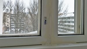 Belén Weckström har försökt täta sitt sovrumsfönster med tejp. Belén Weckströms sovrumsfönster.