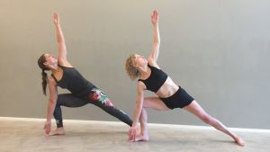 Yogainstruktörerna Tiina Mäenpää och Anna Nordling gör en övning som hör till bikramyogan. Yogainstruktörerna Tina och Anna gör en övning som hör till den så kallade bikramyogan.