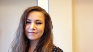 Julia Korander gör Cas mamma, den fattiga städerskan Ulrika som när poetdrömmar. Julia Korander, skådespelare i filmen Lola uppochner