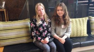 Janita Känsälä och Sara Keränen tycker att det är viktigt att man får lära sig samiska redan som barn. Janita Känsälä och Sara Keränen tycker att det är viktigt att man får lära sig samiska redan som barn.