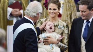 En missnöjd lillprins tillsammans med mamma Madeleine, pappa Chris och kungen Carl XVI Gustaf. Prins Nicolas döptes på söndagen den 11 oktober.