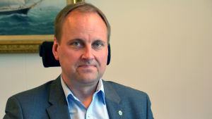 Raseborgs stadsdirektör Tom Simola vill veta att människor verkligen skulle använda ett sent från Helsingfors innan kommunen hostar fram pengar för det. Tom Simola, stadsdirektör i Raseborg.