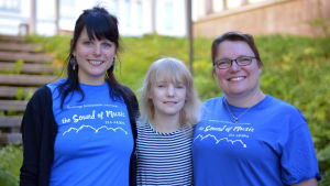 Jennifer Karlsson, Minea Korenius och Patricia Korenius står alla på scenen på årets sommarteater i Snappertuna. Jennifer Karlsson, Minea Korenius och Patricia Korenius.