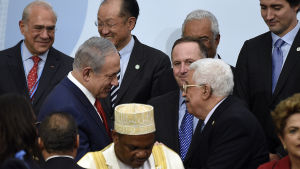 Benjamin Netanyahu och Mahmoud Abbas träffades senast ifjol höstas vid klimatkonferensen i Paris. Männen skakade hand men förde inga formella förhandlingar Benjamin Netanyahu och Mahmoud Abbas träffades senast ifjol höstas vid klimatkonferensen i Paris. Männen skakade hand men förde inga formella förhandlingar