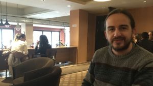 Fisnik Tahiri på café i sin hemstad Mitrovica. Fisnik Tahiri sitter på ett café i Mitrovica, Kosovo.
