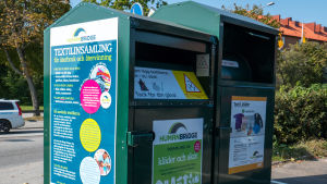 Frågan är vad som kan göras med de insamlade kläderna. En textilinsamlingscontainer.