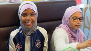 Aisha Ismail (till vänster) och hennes syster Aalyah Ismail. Aisha och Aalyah Ismail.
