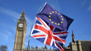 Hur nära förhållande Storbritannien och EU i fortsättningen ska ha avgörs i parlamentet. Europeiska och brittiska flaggan med Big Ben i bakgrunden