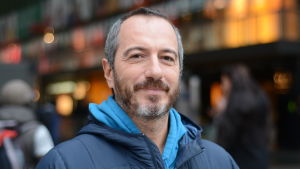 Författaren Alessandro Lanni anser att rörelsen ger ett sken av direktkommmunikation Alessandro Lanni är journalist och författare