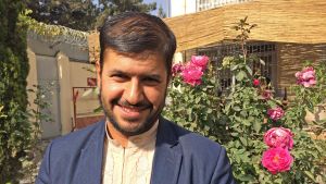 - Priset för en brud kan vara upp till 30 000 euro, menar forskaren Faiz Muzhary. Afghanska forskaren Fazal Muzhary ler mot kameran.