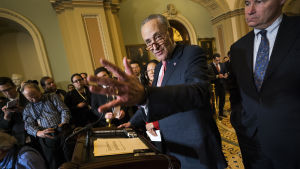 Chuck Schumer har anklagat republikanerna för att ha skräddarsytt en skatteplan åt partiets rika bidragsgivare medan medelklassen bara får små smulor av skattelättnaderna. Demokratledaren Chuck Schumer håller presskonferens i kongressen.