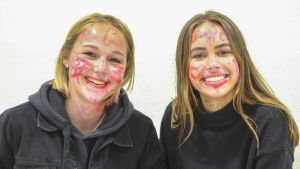 Ellen Eskelin (t.v.) och Oona Koskenvesa har jobbat för gammeldansen i Grankulla i flera månader. Ellen Eskelin (t.v.) och Oona Koskenvesa, abiturienter vid Grankulla gymnasium.