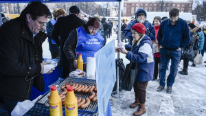 Blå framtid vet vad folket vill ha: grillkorv! Blå framtid bjuder på grillkorv under ett torgmöte