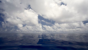 Det är långt till landbacken då man är mitt på Atlanten. Den här bilden är tagen 600 kilometer söder om Bermuda. hav och himmel mitt på Atlanten.