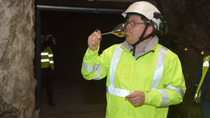 Om fem år vet källarmästare Cyril Brun om den kalla luften i Tytyri gruva har påverkat champagnens mognadsprocess på ett annat sätt än i gruvorna hemma i Reims i Frankrike. Cyril Brun smakar på sin champagne i Tytyri gruva i Lojo.