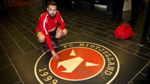Tim Sparvs klubb går en tät kamp om ligaguldet i Danmark. Tim Sparv på Mitdjyllands klubbmärke.