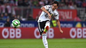 Mesut Özils Tyskland hör alltid till favoriterna. Mesut Özil skjuter ett skott